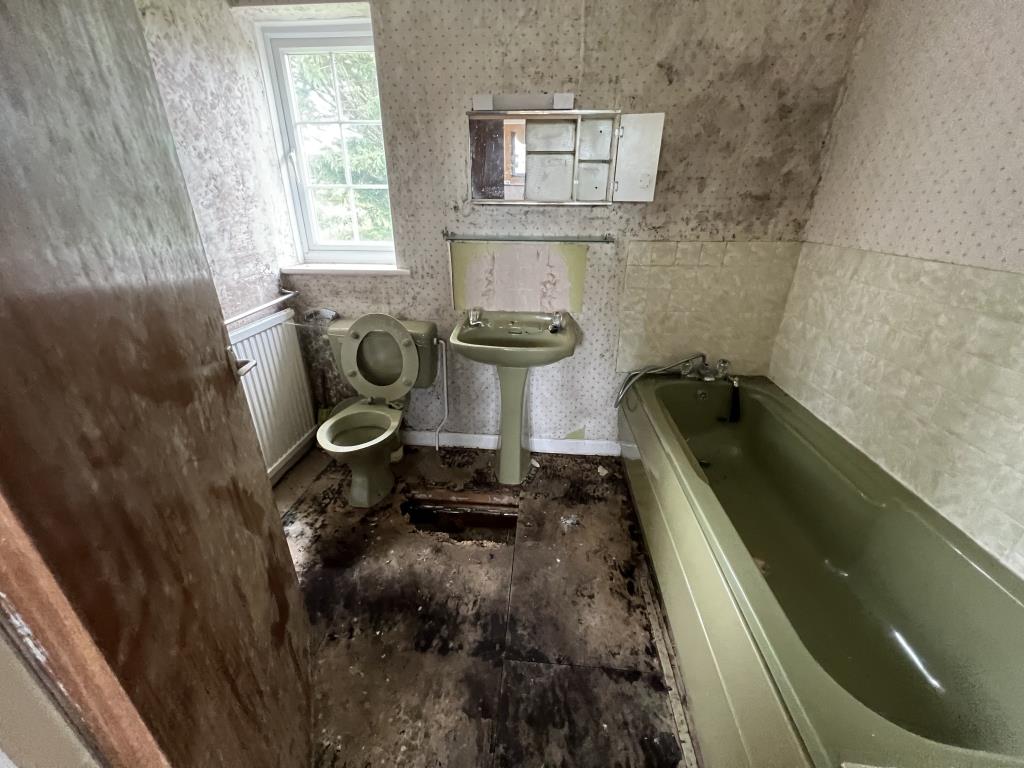 Lot: 128 - WATER DAMAGED DETACHED PROPERTY FOR REFURBISHMENT - General view of family bathroom